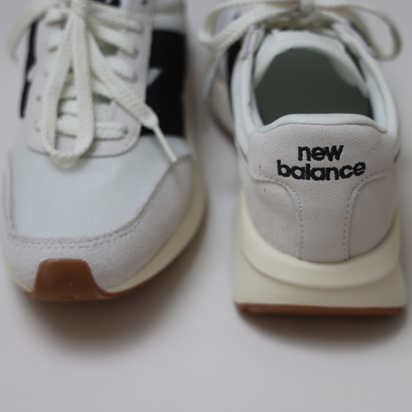 U370CA | Sea Salt / Black Cement